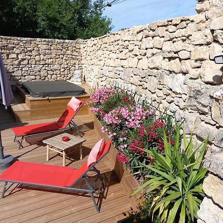 Chez Daniele Chambre Avec Jacuzzi Et Terrasse Privee Murs  Exterior photo