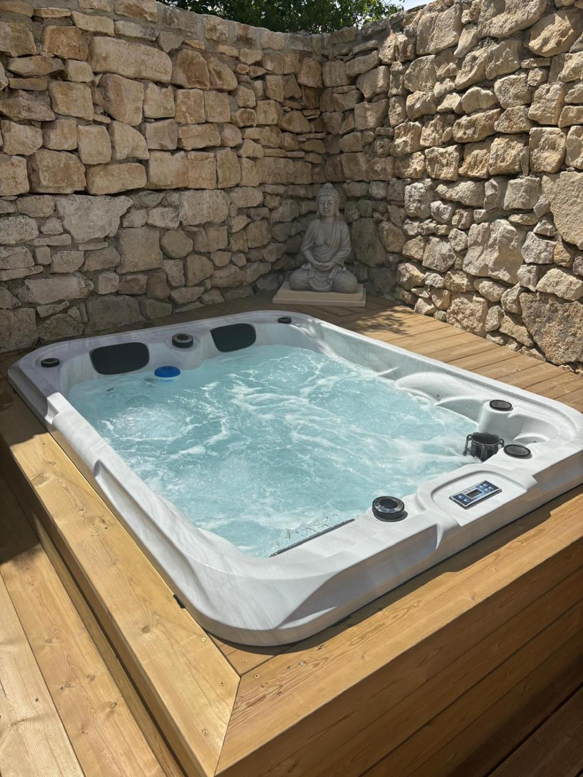 Chez Daniele Chambre Avec Jacuzzi Et Terrasse Privee Murs  Exterior photo