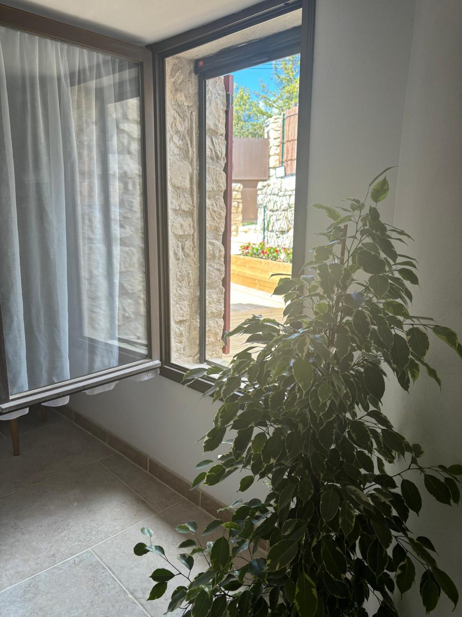 Chez Daniele Chambre Avec Jacuzzi Et Terrasse Privee Murs  Exterior photo